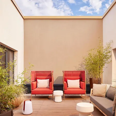Adina Aparthotel 4*